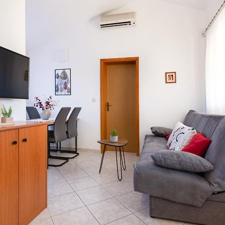 Villa Livia With Three Nice Apartments, Swimming Pool, Childrens Playground, Barbecue And Free Parking Ližnjan Buitenkant foto