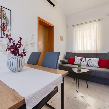 Villa Livia With Three Nice Apartments, Swimming Pool, Childrens Playground, Barbecue And Free Parking Ližnjan Buitenkant foto