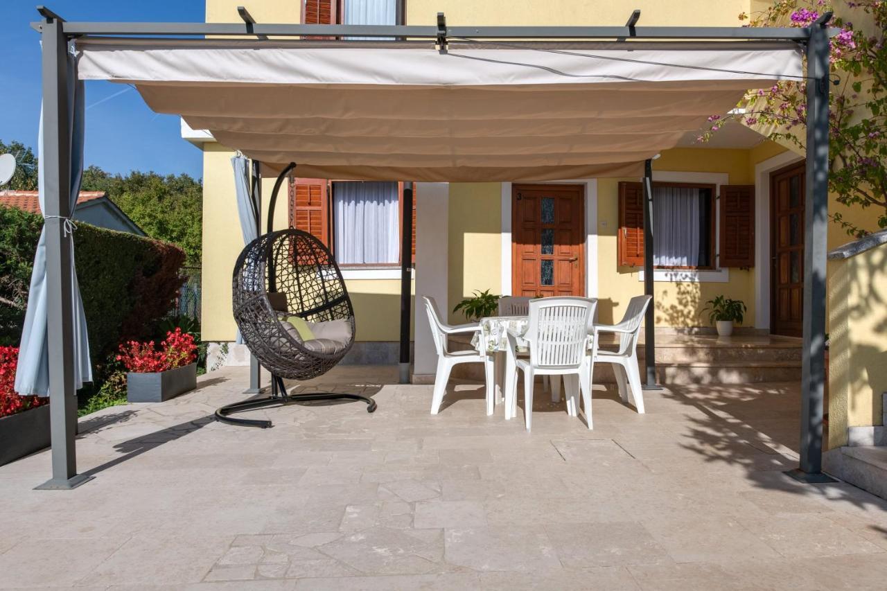 Villa Livia With Three Nice Apartments, Swimming Pool, Childrens Playground, Barbecue And Free Parking Ližnjan Buitenkant foto
