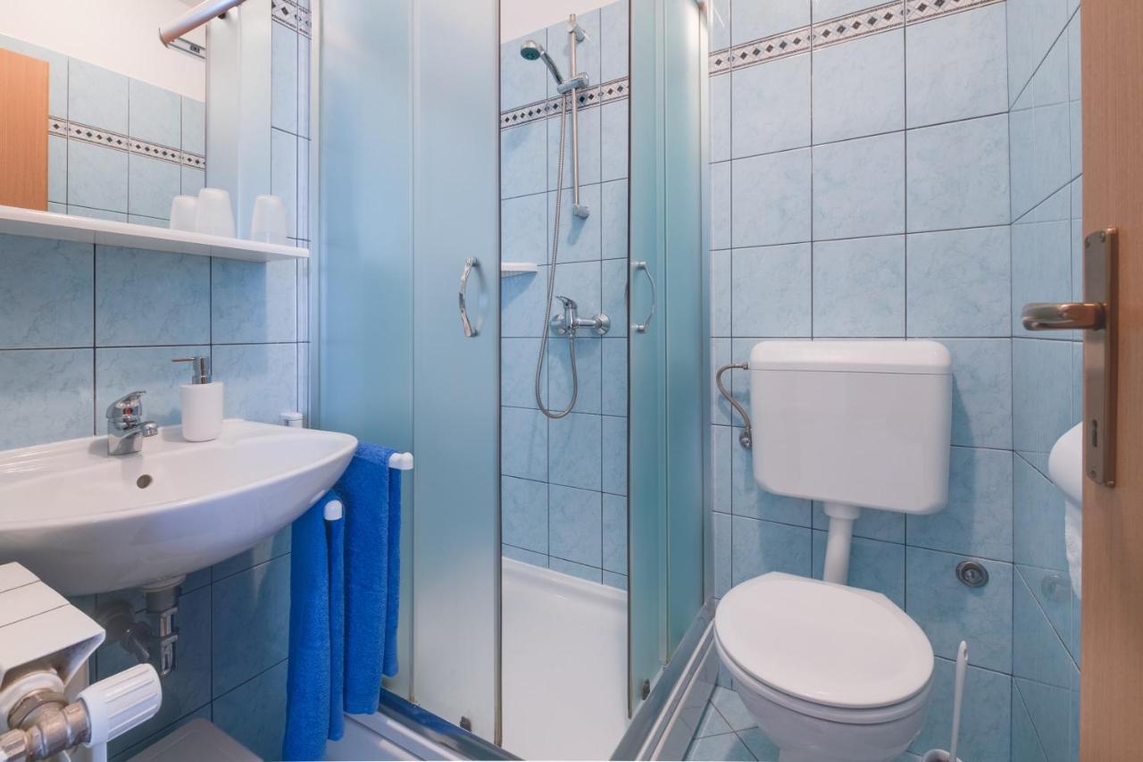 Villa Livia With Three Nice Apartments, Swimming Pool, Childrens Playground, Barbecue And Free Parking Ližnjan Buitenkant foto