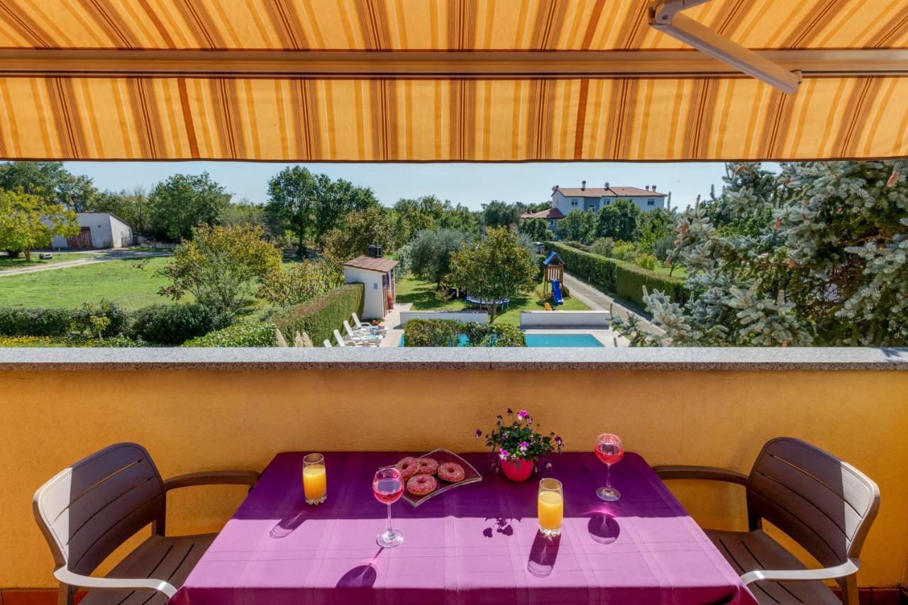 Villa Livia With Three Nice Apartments, Swimming Pool, Childrens Playground, Barbecue And Free Parking Ližnjan Buitenkant foto