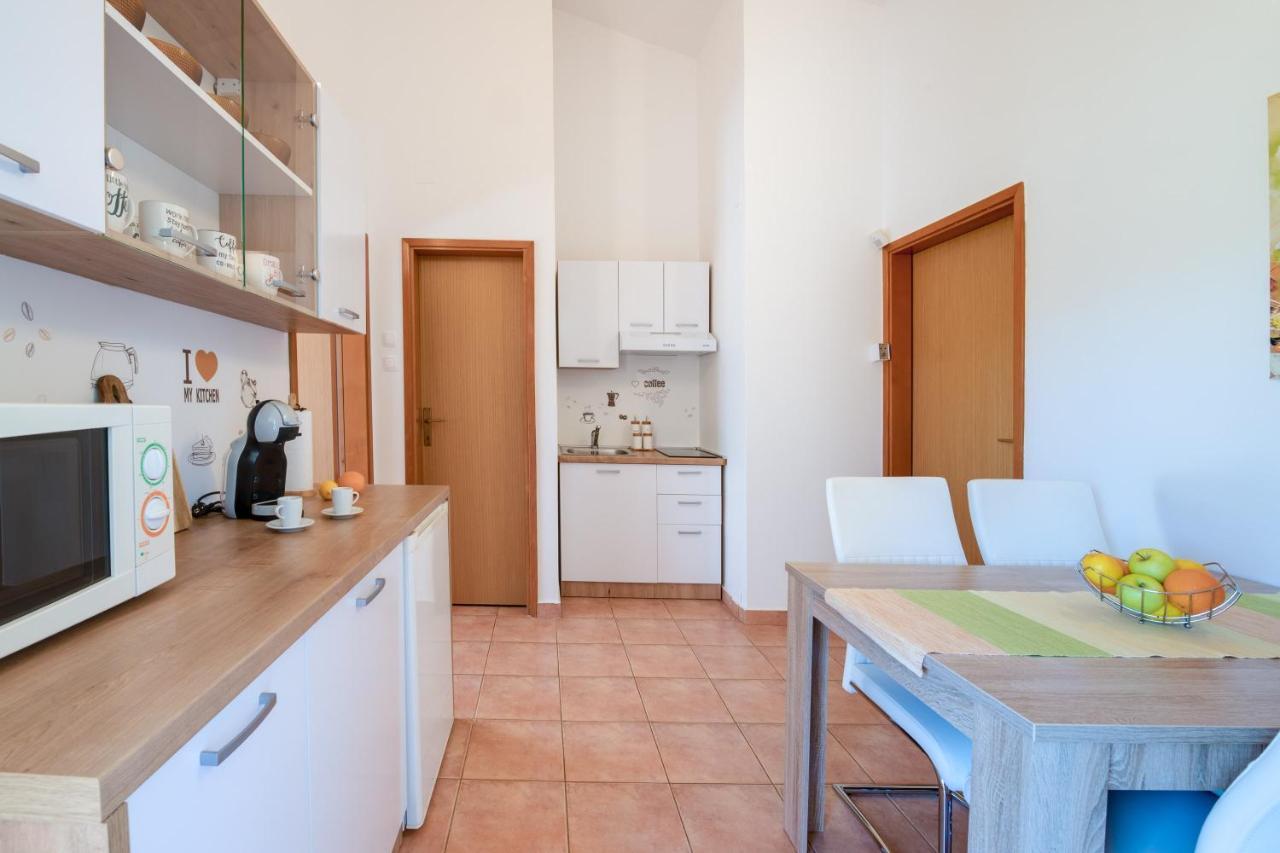 Villa Livia With Three Nice Apartments, Swimming Pool, Childrens Playground, Barbecue And Free Parking Ližnjan Buitenkant foto