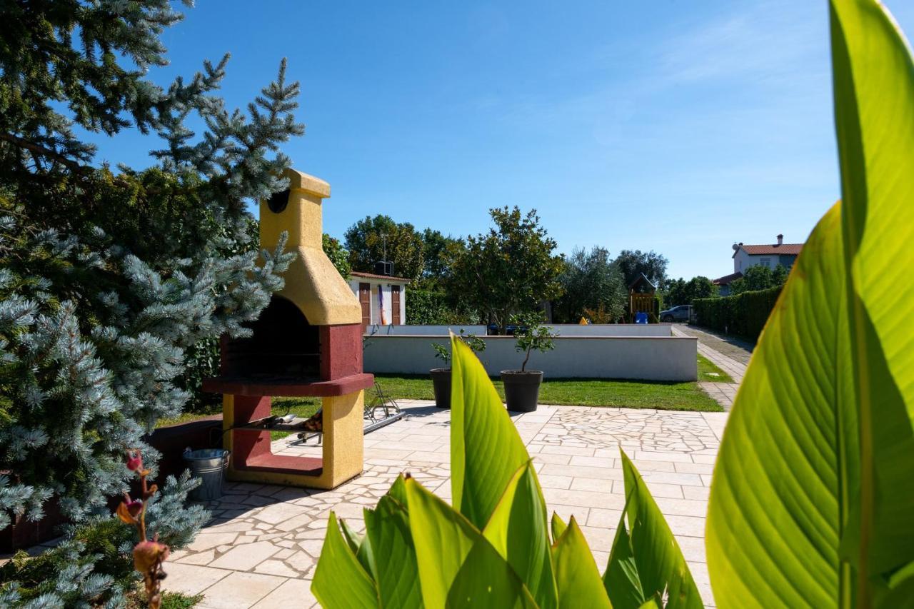 Villa Livia With Three Nice Apartments, Swimming Pool, Childrens Playground, Barbecue And Free Parking Ližnjan Buitenkant foto