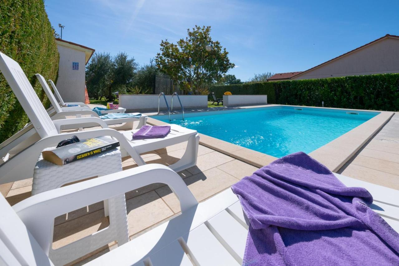 Villa Livia With Three Nice Apartments, Swimming Pool, Childrens Playground, Barbecue And Free Parking Ližnjan Buitenkant foto