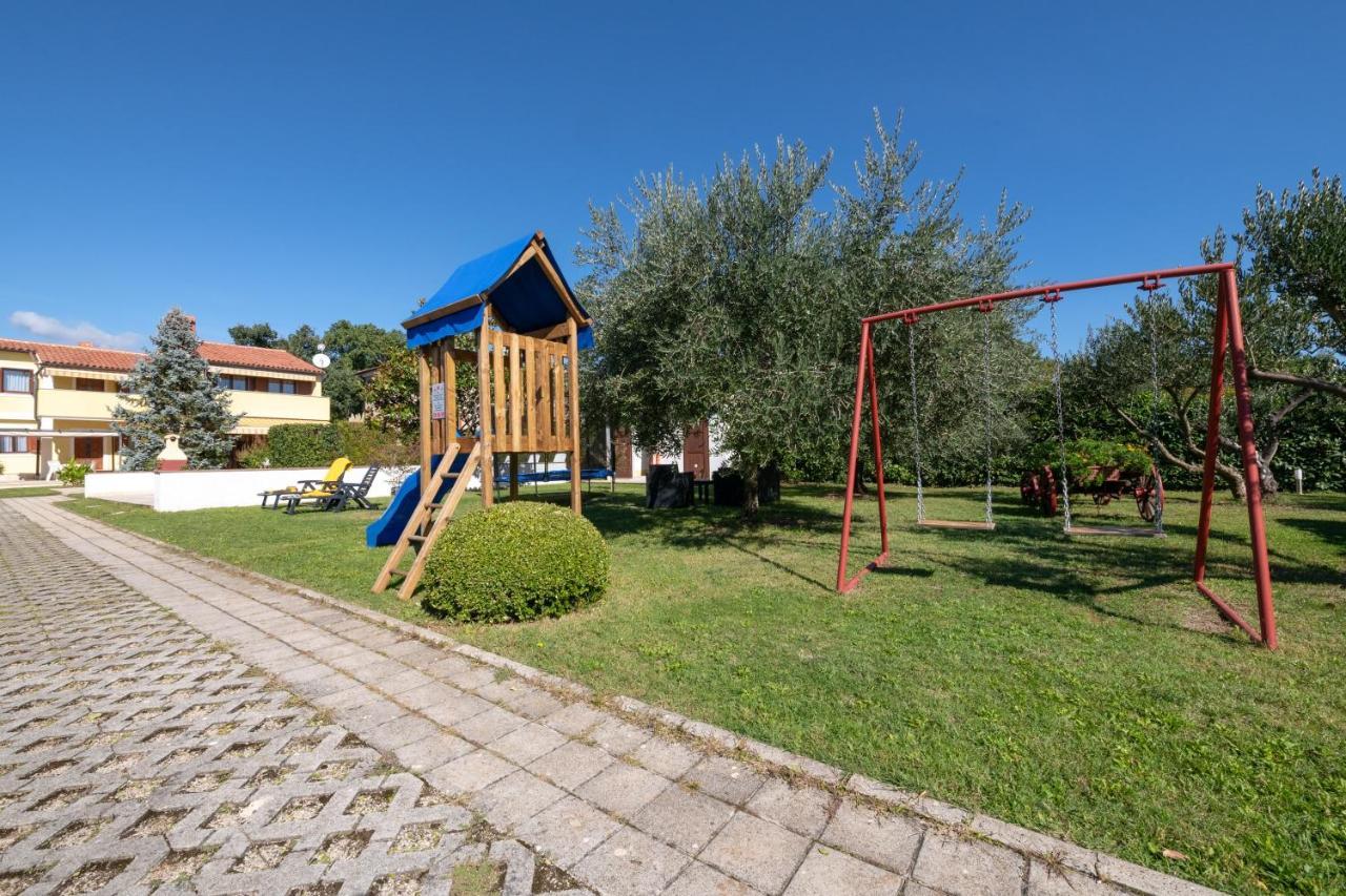 Villa Livia With Three Nice Apartments, Swimming Pool, Childrens Playground, Barbecue And Free Parking Ližnjan Buitenkant foto