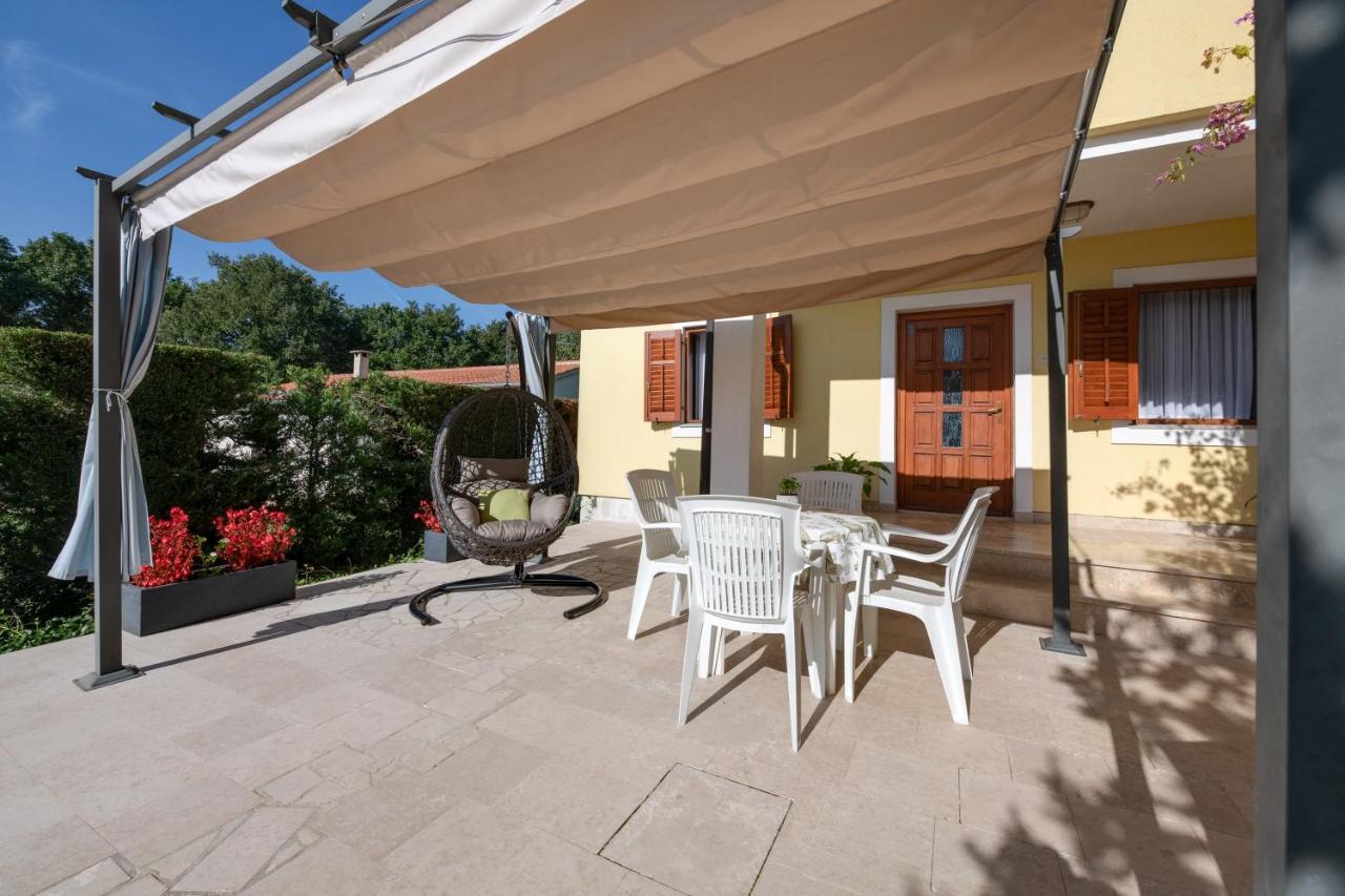 Villa Livia With Three Nice Apartments, Swimming Pool, Childrens Playground, Barbecue And Free Parking Ližnjan Buitenkant foto