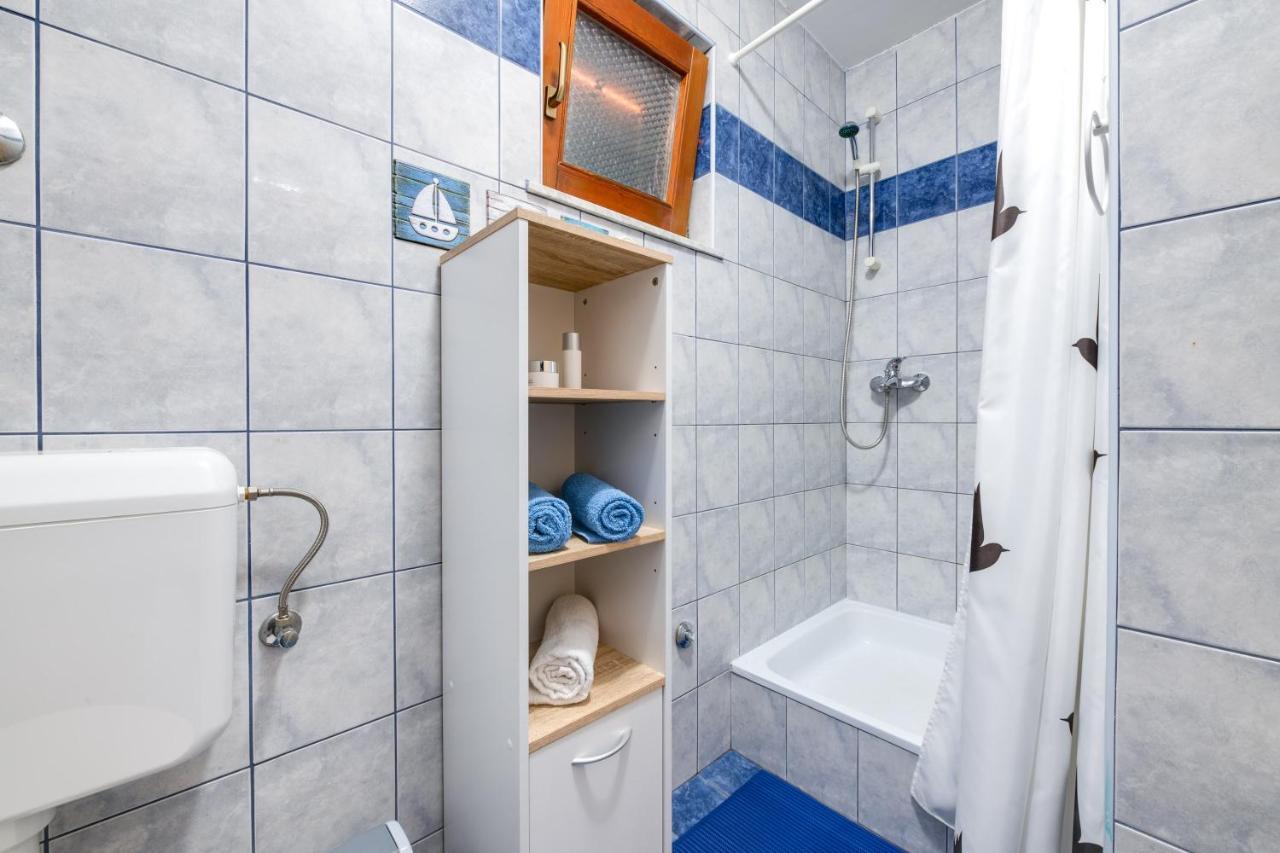 Villa Livia With Three Nice Apartments, Swimming Pool, Childrens Playground, Barbecue And Free Parking Ližnjan Buitenkant foto