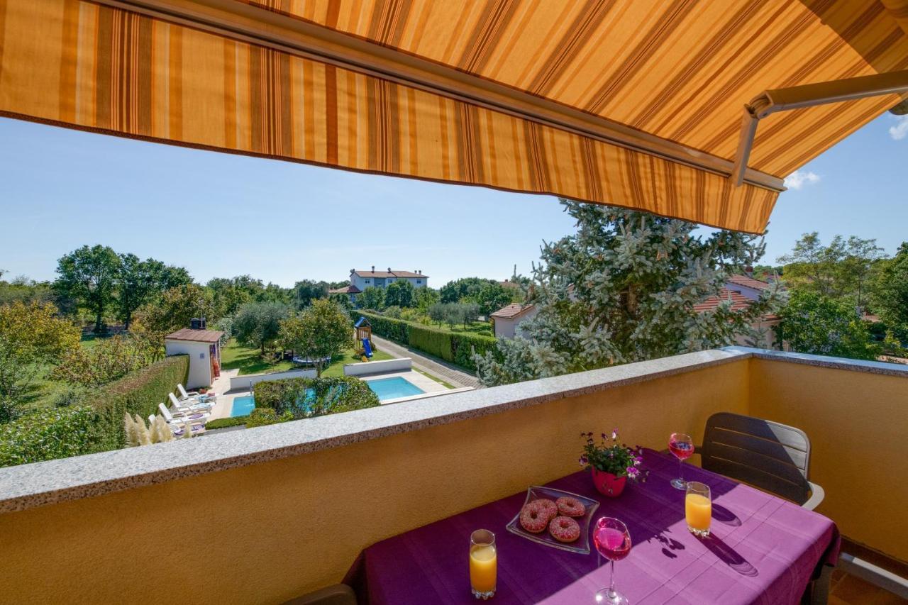 Villa Livia With Three Nice Apartments, Swimming Pool, Childrens Playground, Barbecue And Free Parking Ližnjan Buitenkant foto