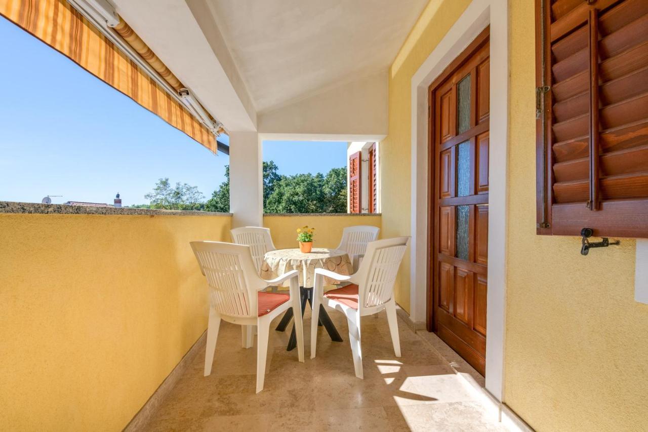 Villa Livia With Three Nice Apartments, Swimming Pool, Childrens Playground, Barbecue And Free Parking Ližnjan Buitenkant foto