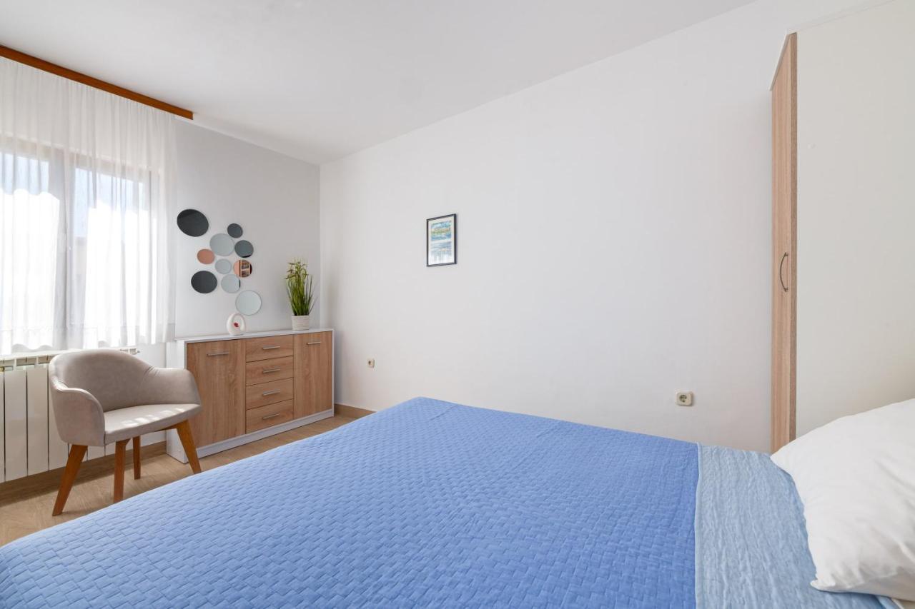Villa Livia With Three Nice Apartments, Swimming Pool, Childrens Playground, Barbecue And Free Parking Ližnjan Buitenkant foto