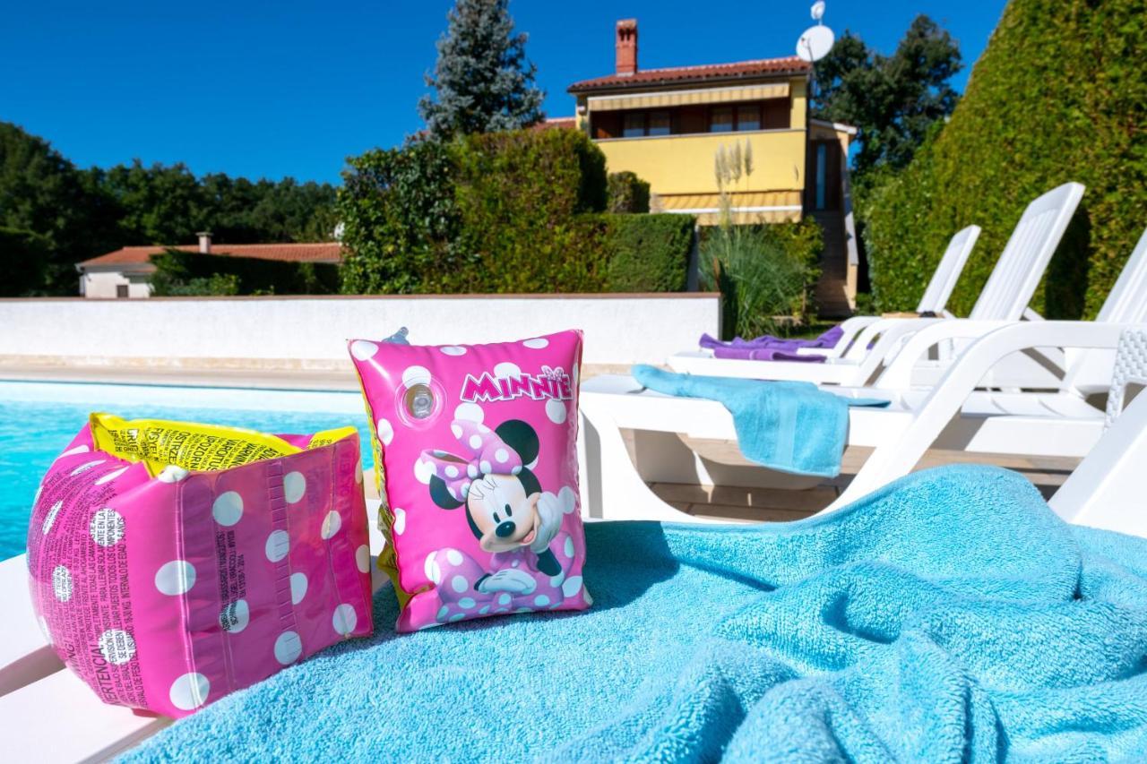Villa Livia With Three Nice Apartments, Swimming Pool, Childrens Playground, Barbecue And Free Parking Ližnjan Buitenkant foto