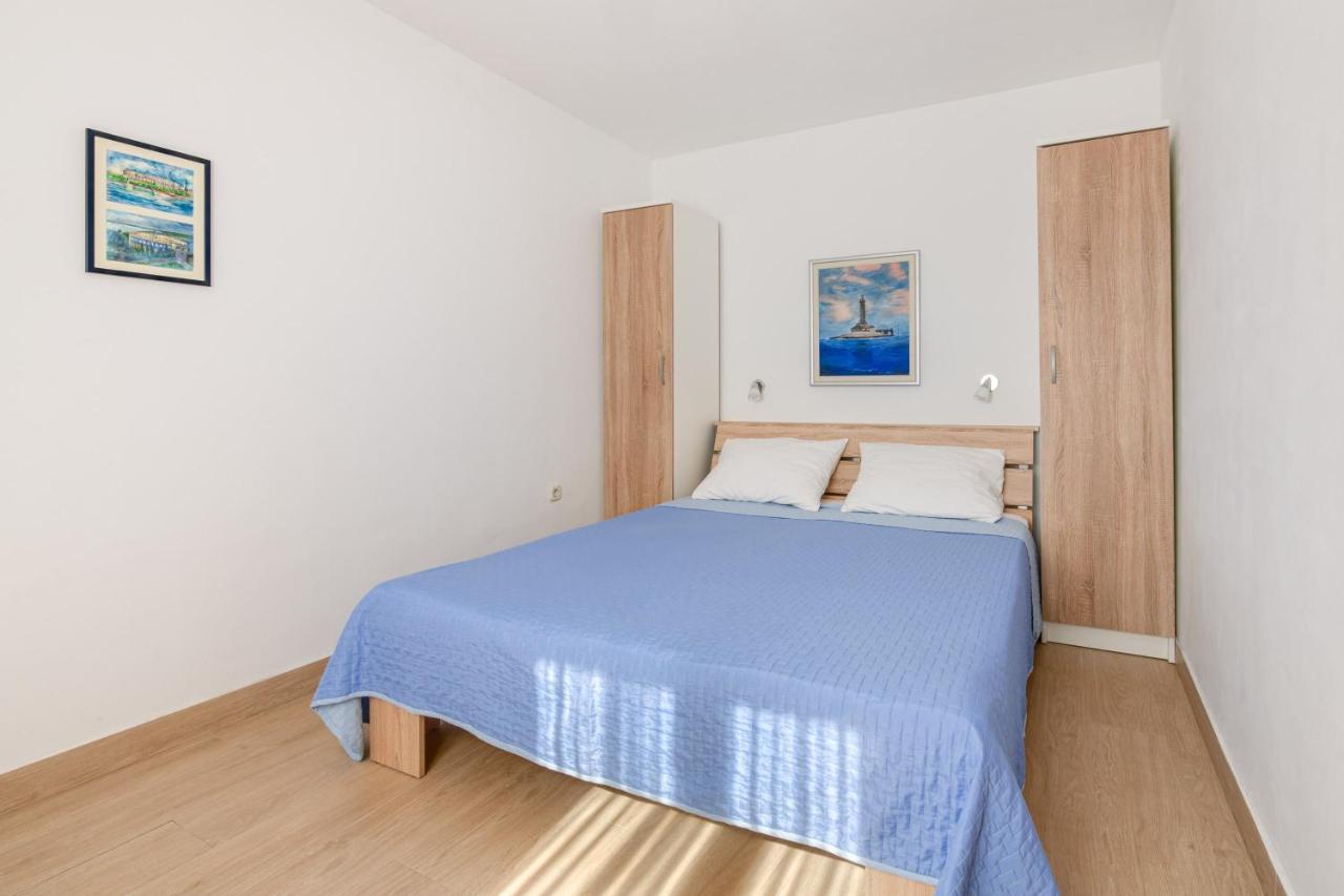 Villa Livia With Three Nice Apartments, Swimming Pool, Childrens Playground, Barbecue And Free Parking Ližnjan Buitenkant foto