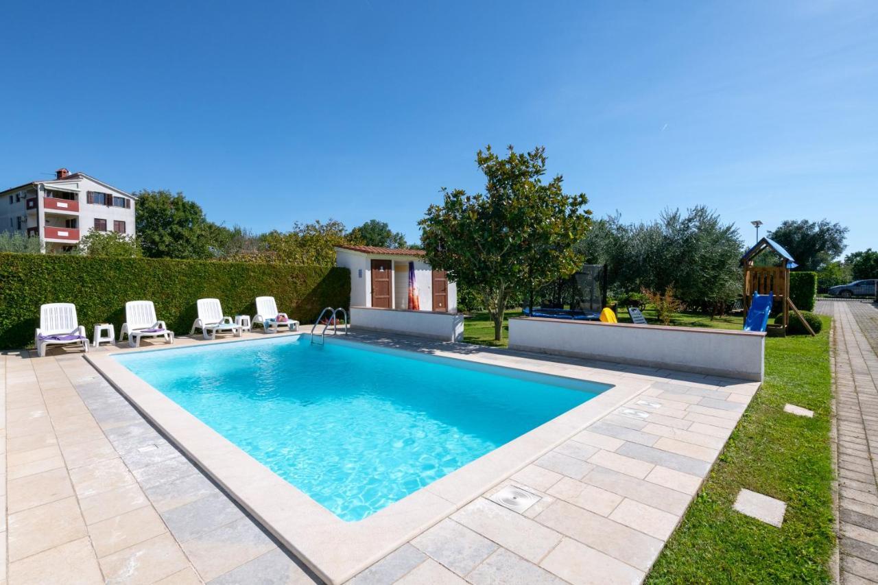 Villa Livia With Three Nice Apartments, Swimming Pool, Childrens Playground, Barbecue And Free Parking Ližnjan Buitenkant foto