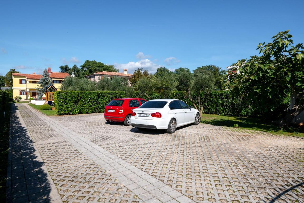 Villa Livia With Three Nice Apartments, Swimming Pool, Childrens Playground, Barbecue And Free Parking Ližnjan Buitenkant foto