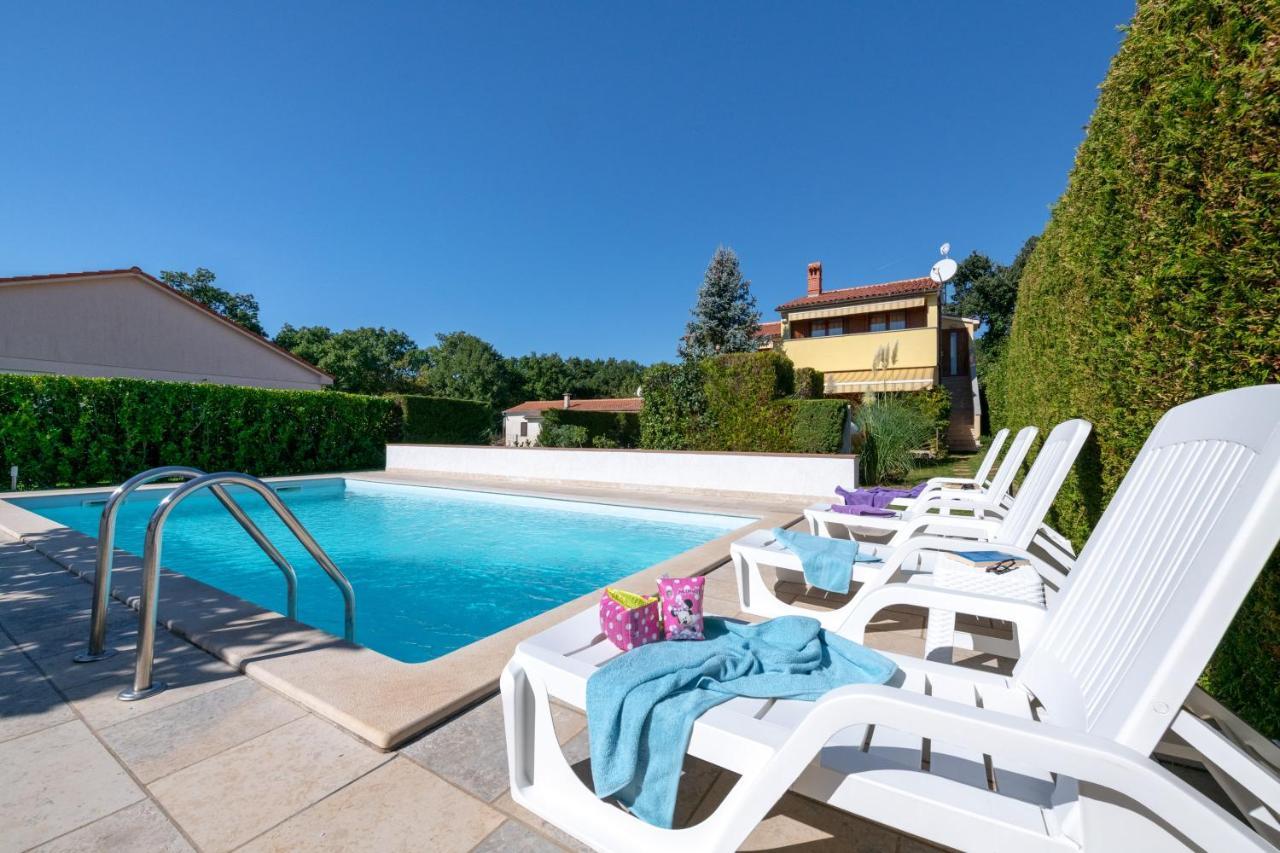 Villa Livia With Three Nice Apartments, Swimming Pool, Childrens Playground, Barbecue And Free Parking Ližnjan Buitenkant foto