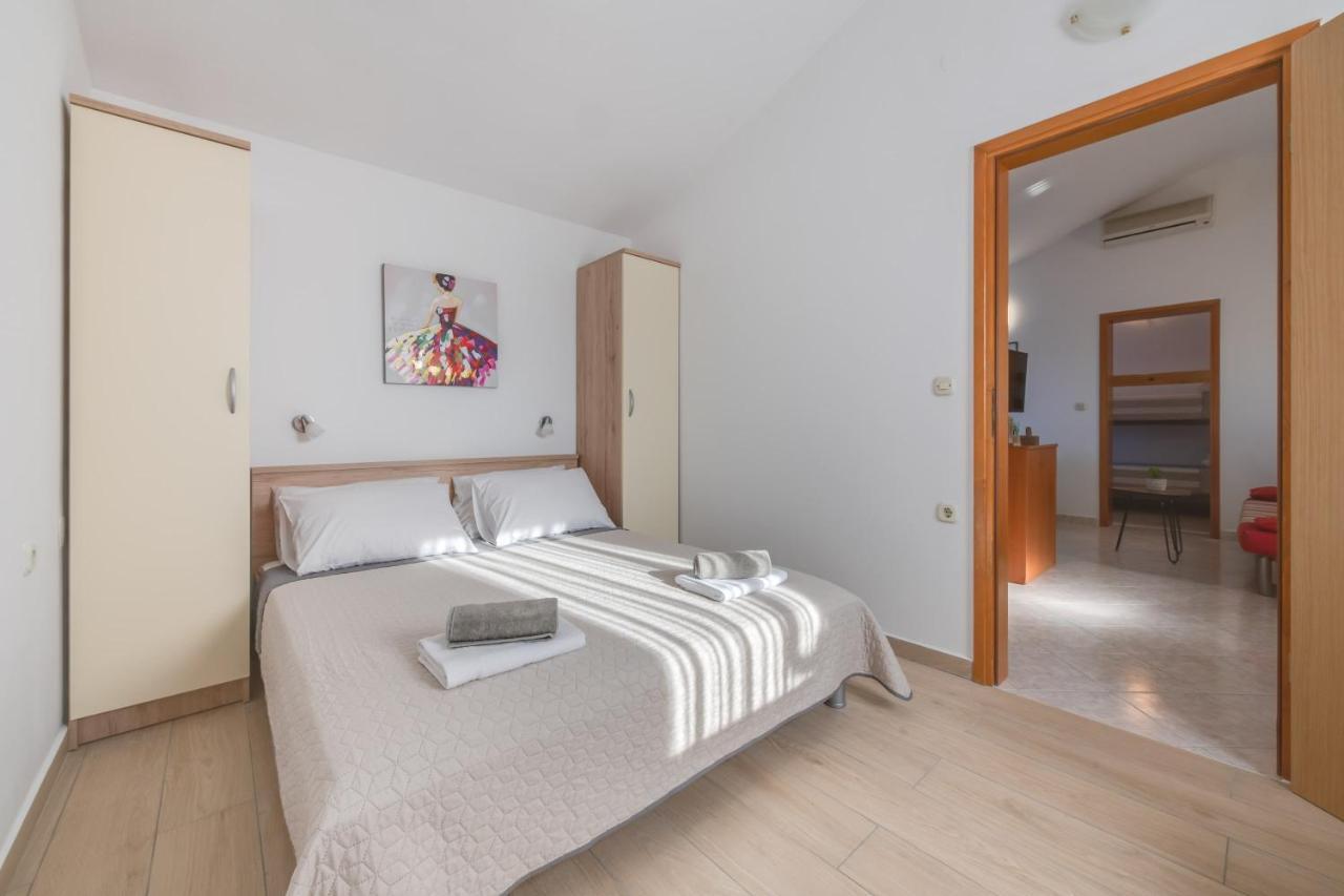 Villa Livia With Three Nice Apartments, Swimming Pool, Childrens Playground, Barbecue And Free Parking Ližnjan Buitenkant foto