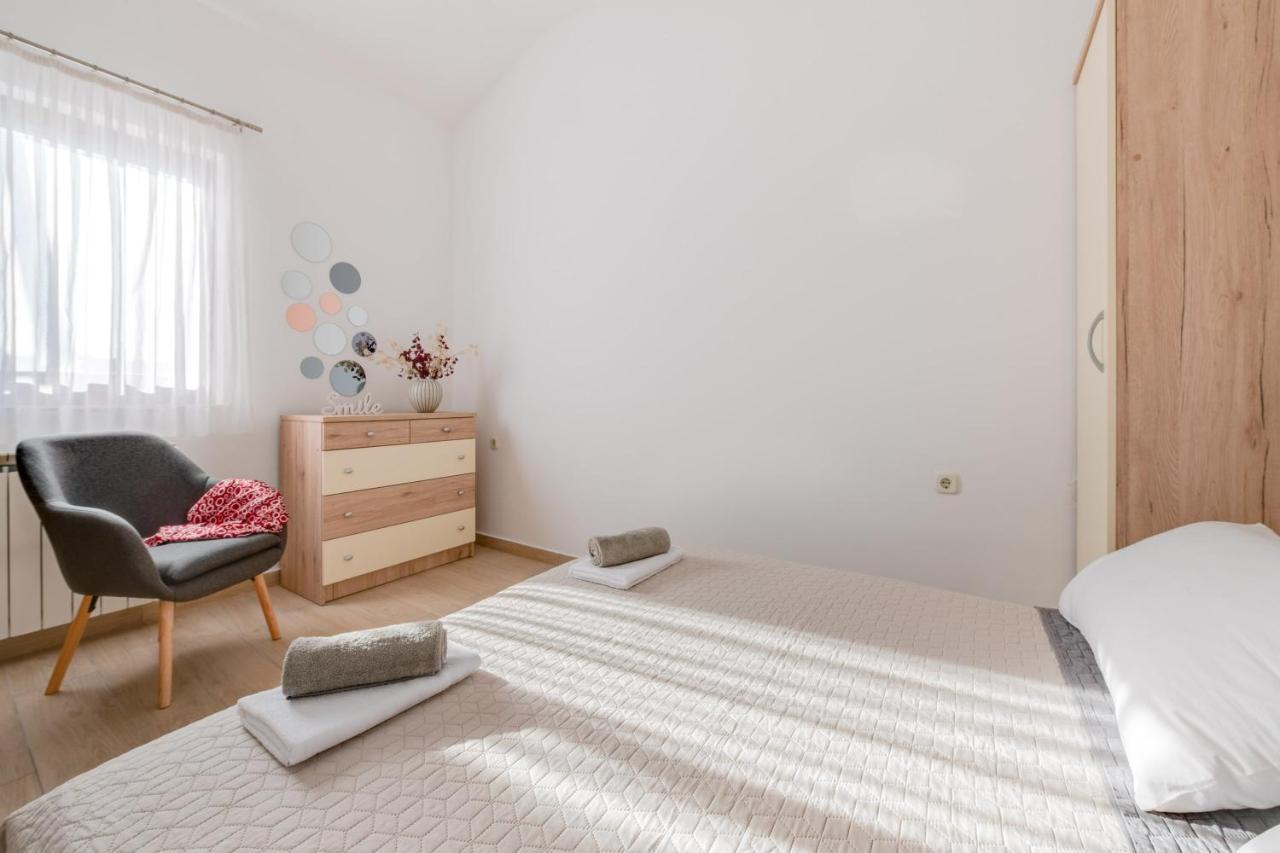 Villa Livia With Three Nice Apartments, Swimming Pool, Childrens Playground, Barbecue And Free Parking Ližnjan Buitenkant foto