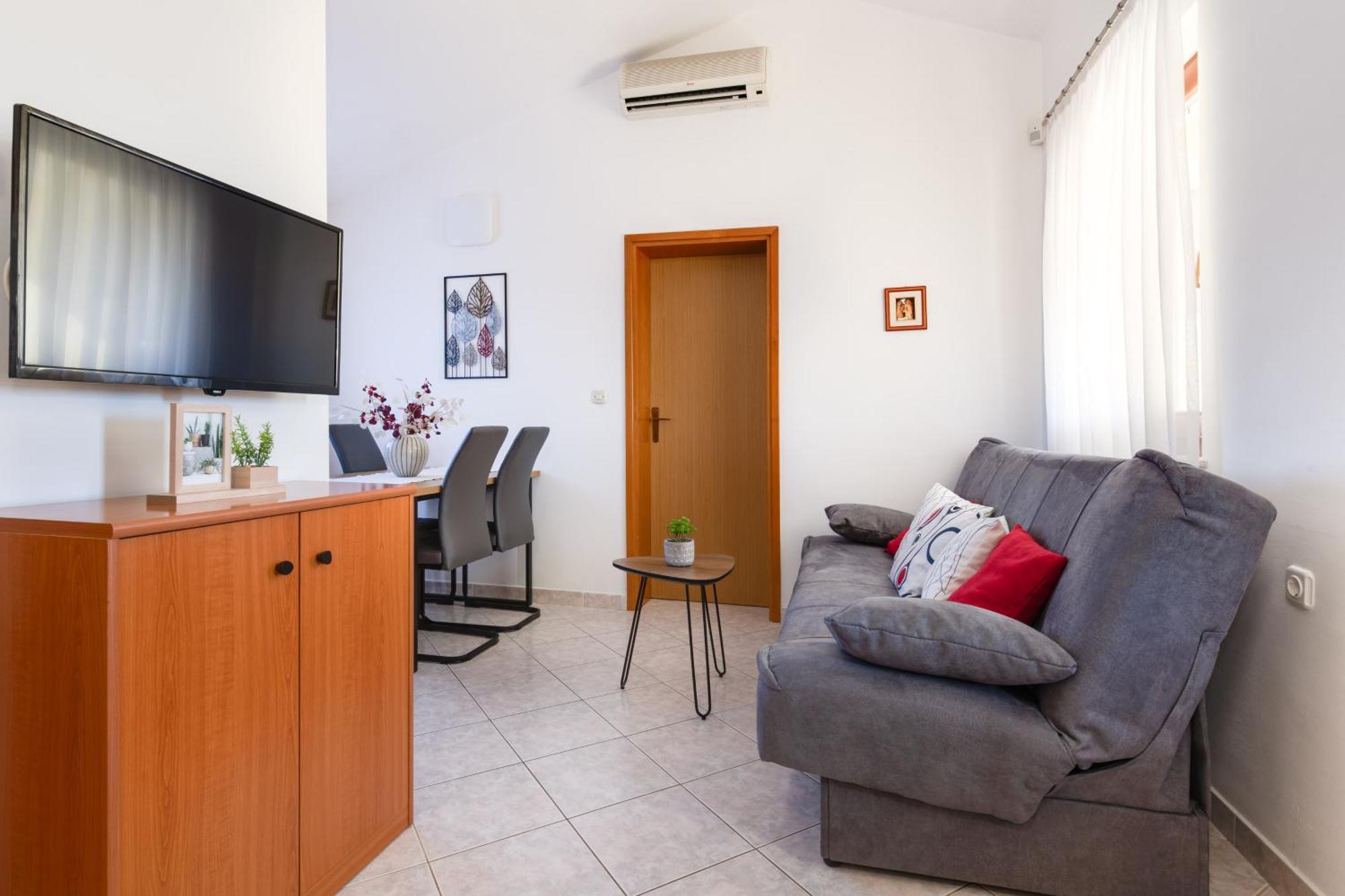 Villa Livia With Three Nice Apartments, Swimming Pool, Childrens Playground, Barbecue And Free Parking Ližnjan Buitenkant foto