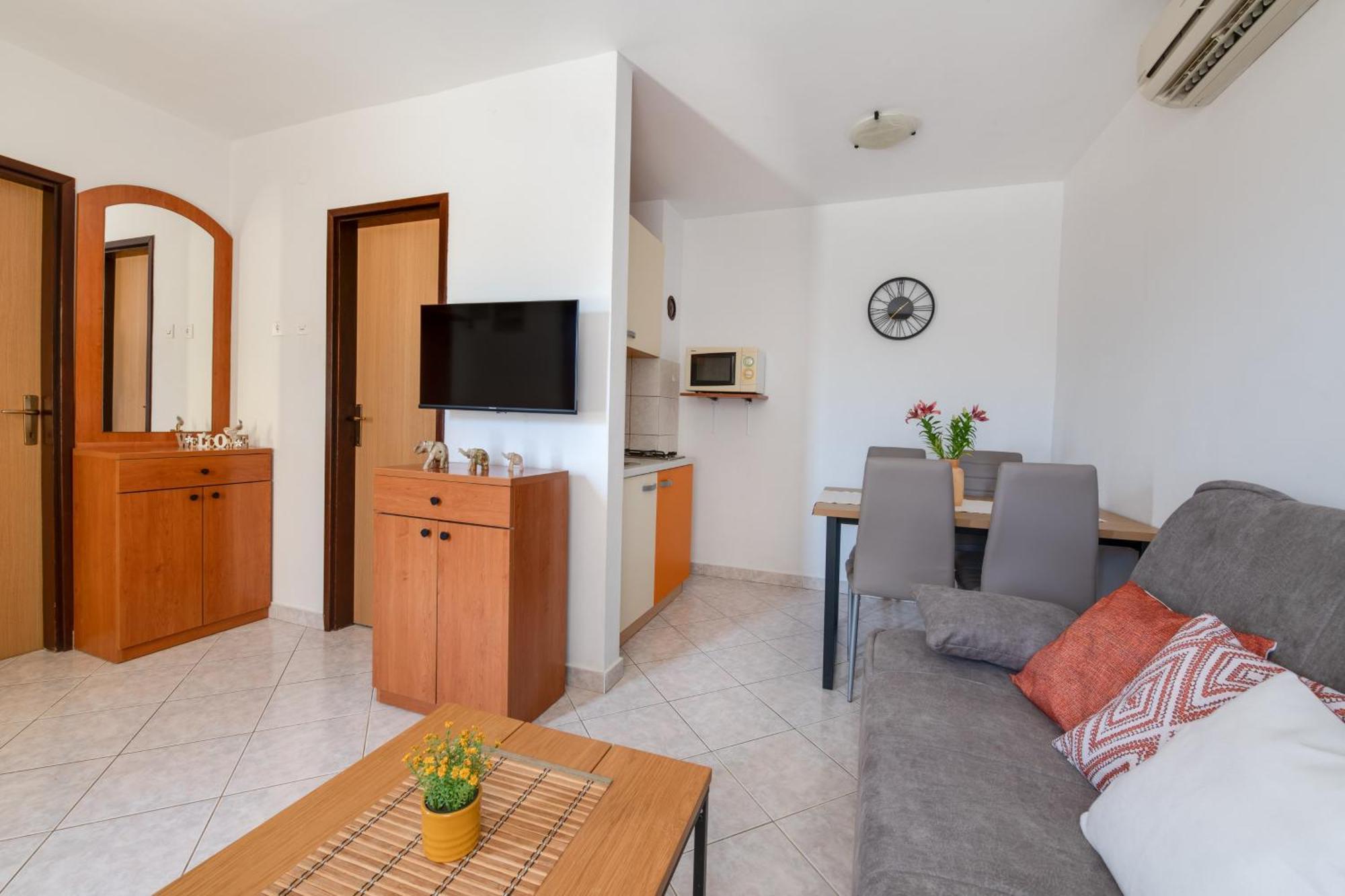 Villa Livia With Three Nice Apartments, Swimming Pool, Childrens Playground, Barbecue And Free Parking Ližnjan Buitenkant foto