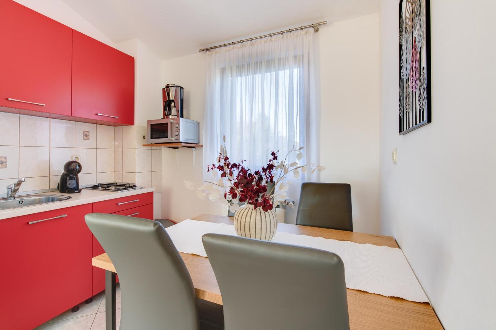 Villa Livia With Three Nice Apartments, Swimming Pool, Childrens Playground, Barbecue And Free Parking Ližnjan Buitenkant foto